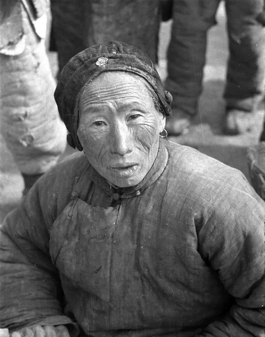 1949年，毛主席进北平时的一组老照片，穿着军棉大衣气场强大