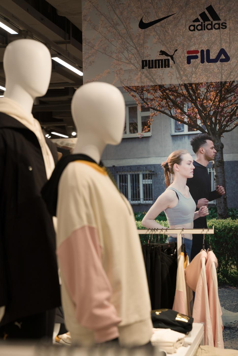 国内消费者不爱出国了？外媒揭露实情，中国消费者真变了