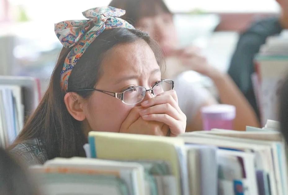 尿急女生遇见老师拖堂，小声催促了句“快走”，不料引发严重后果