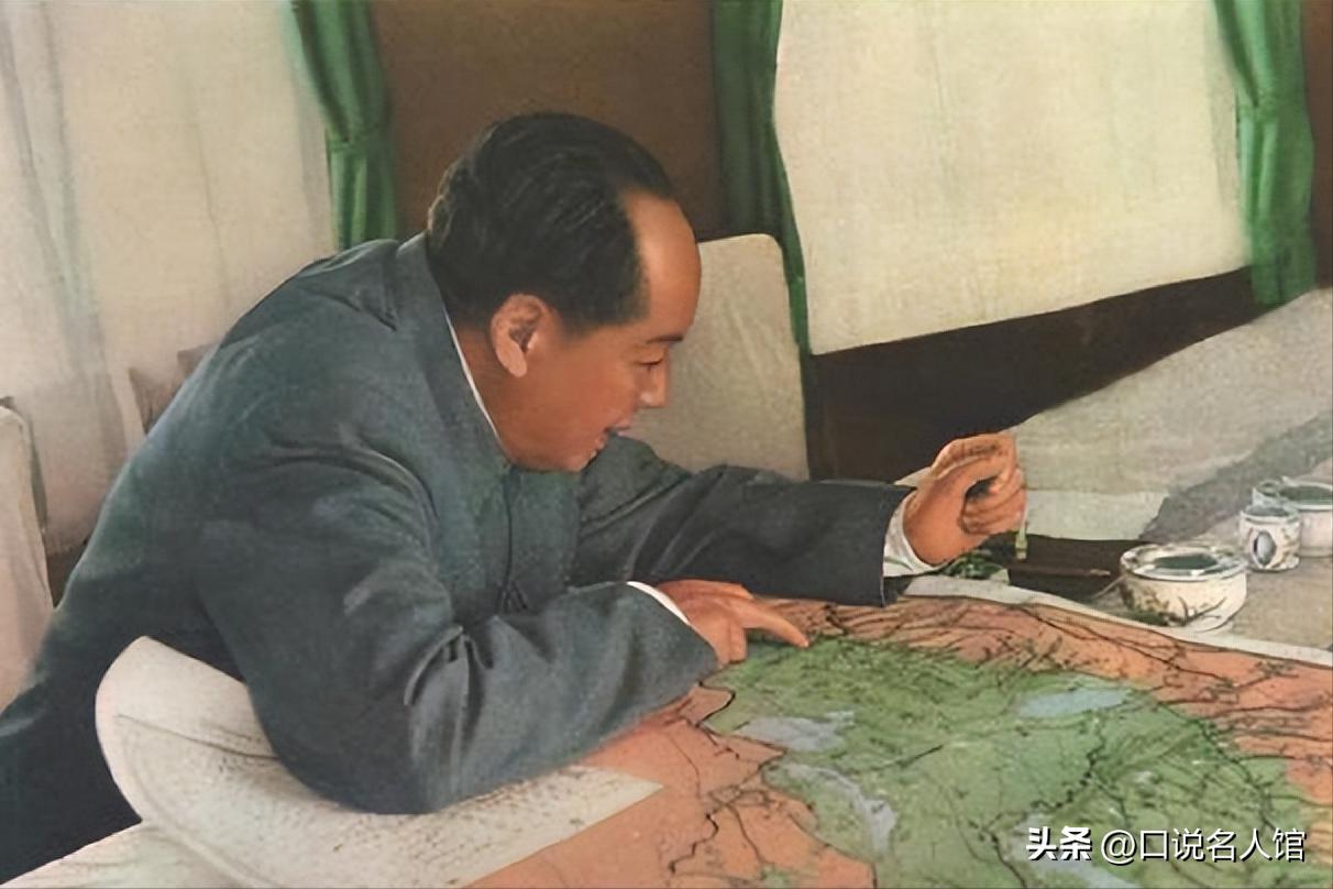 毛主席途经天津，问起狗不理包子取名缘由，一列车员回答引人大笑