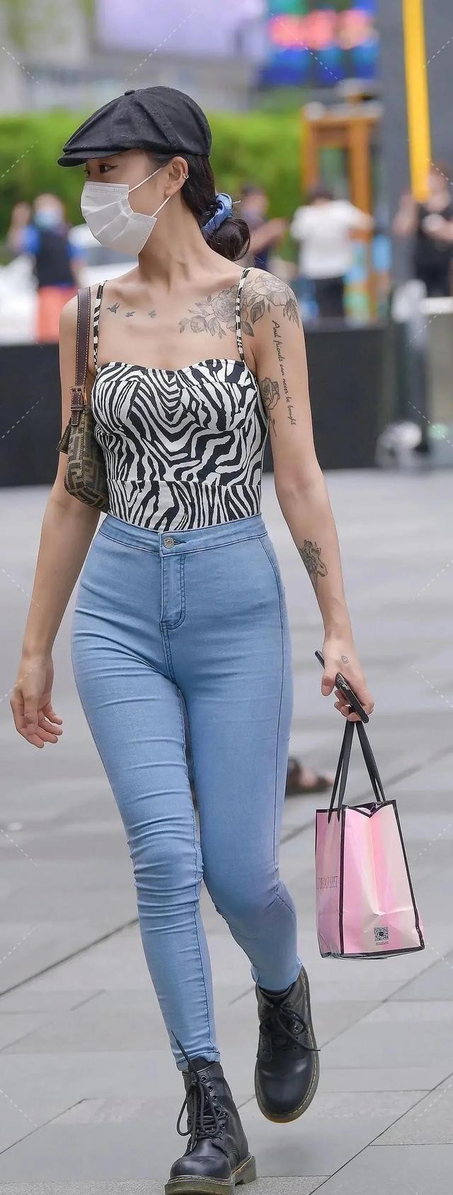 牛仔裤修身气质穿搭,修身牛仔裤穿搭玲珑有致笑容如花