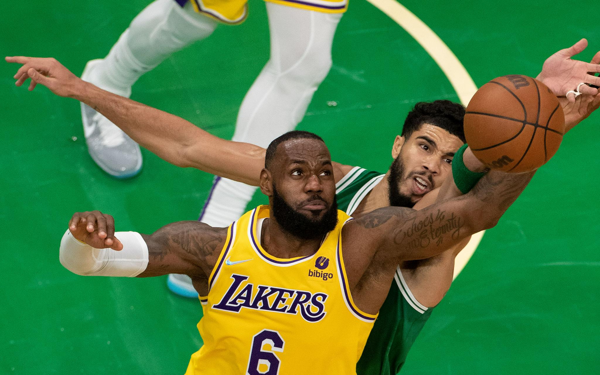 惨败25分4连败湖人究竟是怎么了,湖人替补大逆转绿军