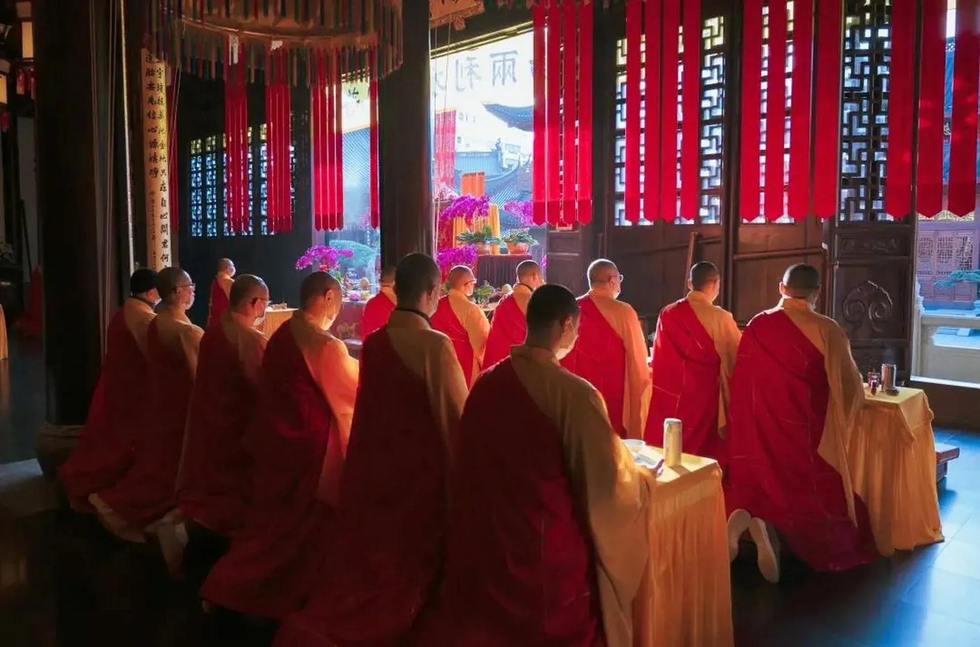 为什么有些人每天要念经,出家人一天念佛几个小时