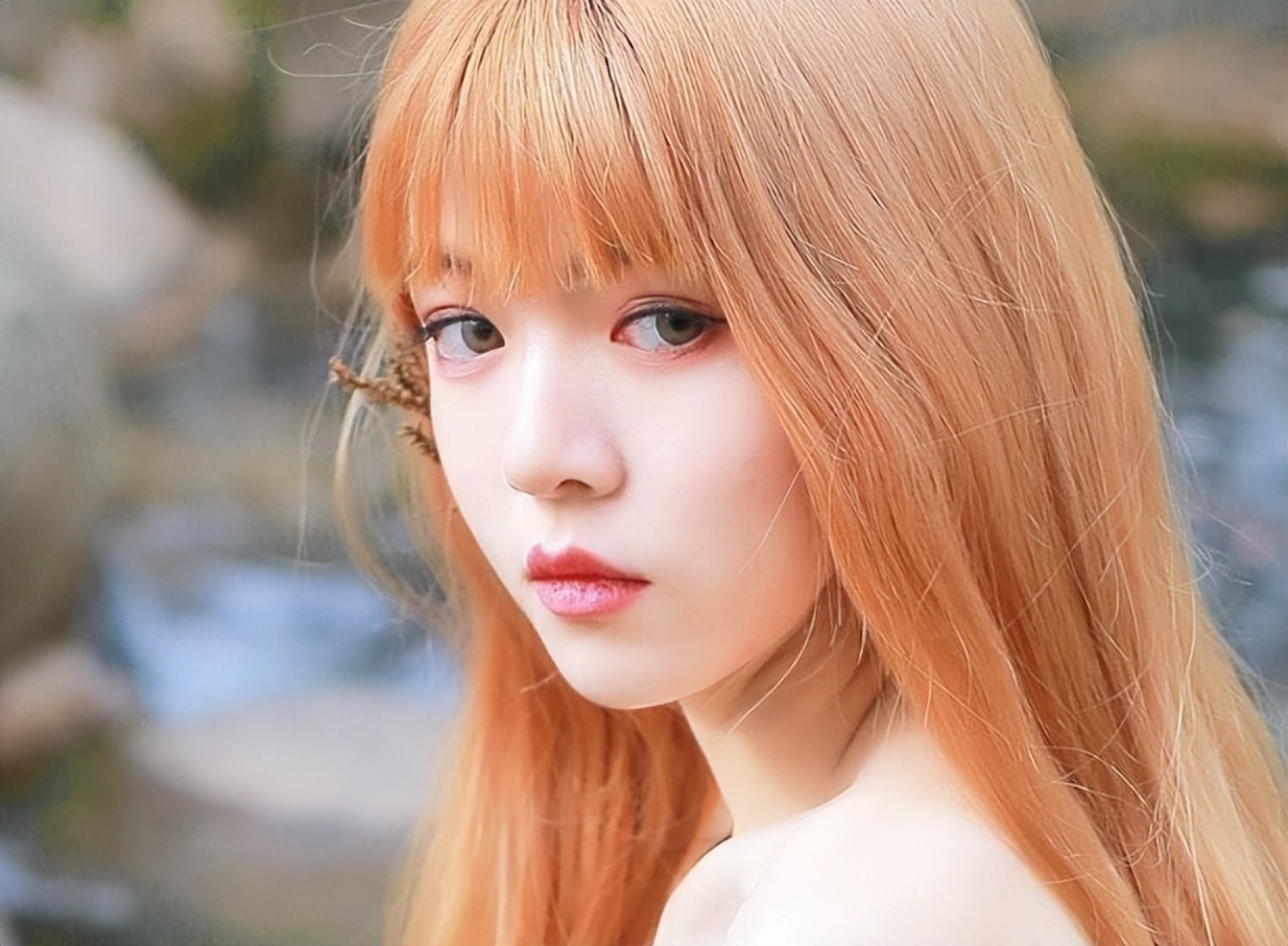 女孩老是抠腿是怎么回事,女孩子经常叉着腿坏处是什么