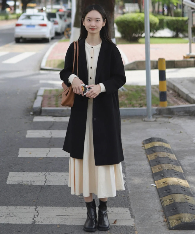 百搭小黑裤怎么搭都好看四季,不显胖的早春穿搭小黑裤