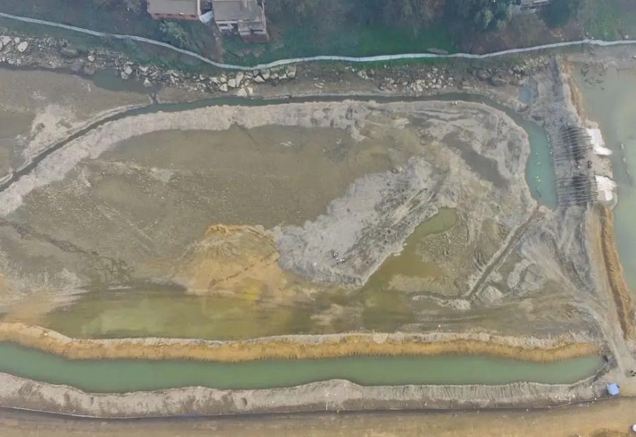 男子在江中捡到金锭,村民河边捡到金子价值3亿