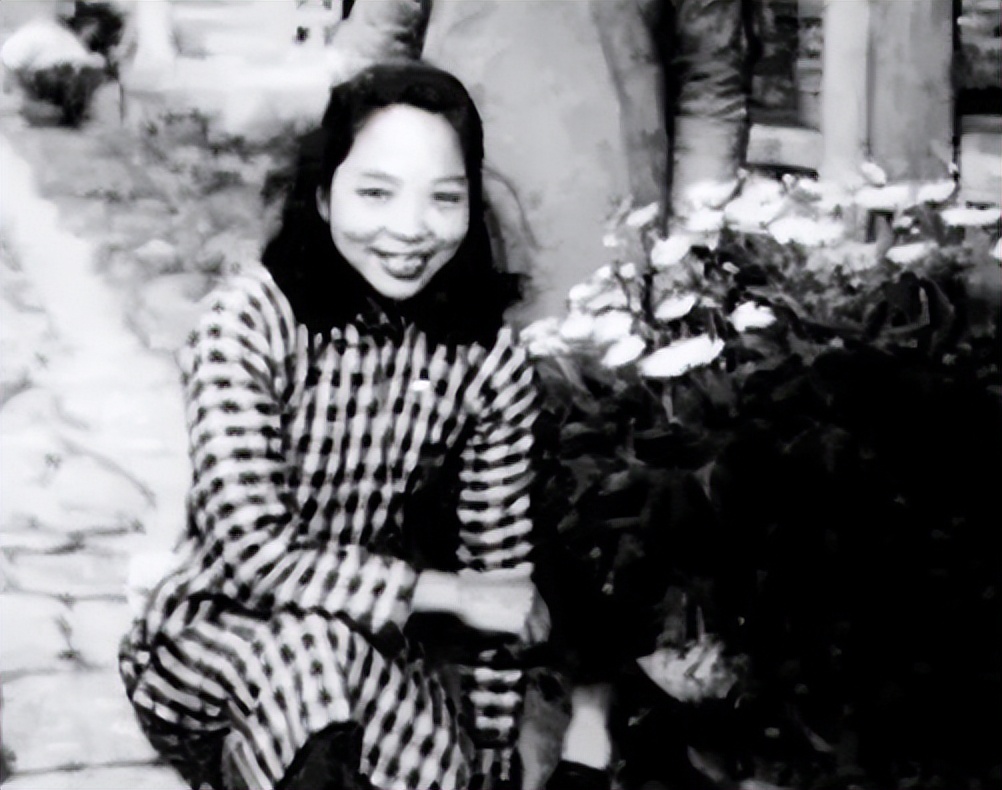 中国女子被美国海关扣留，送出6800美元，保住了神秘小药盒