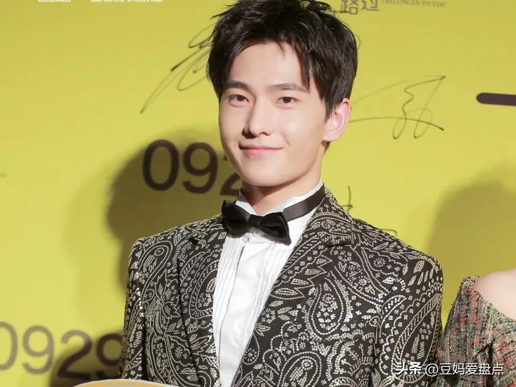 杨洋全黑造型亮相稳重优雅,杨洋从校草的蜕变