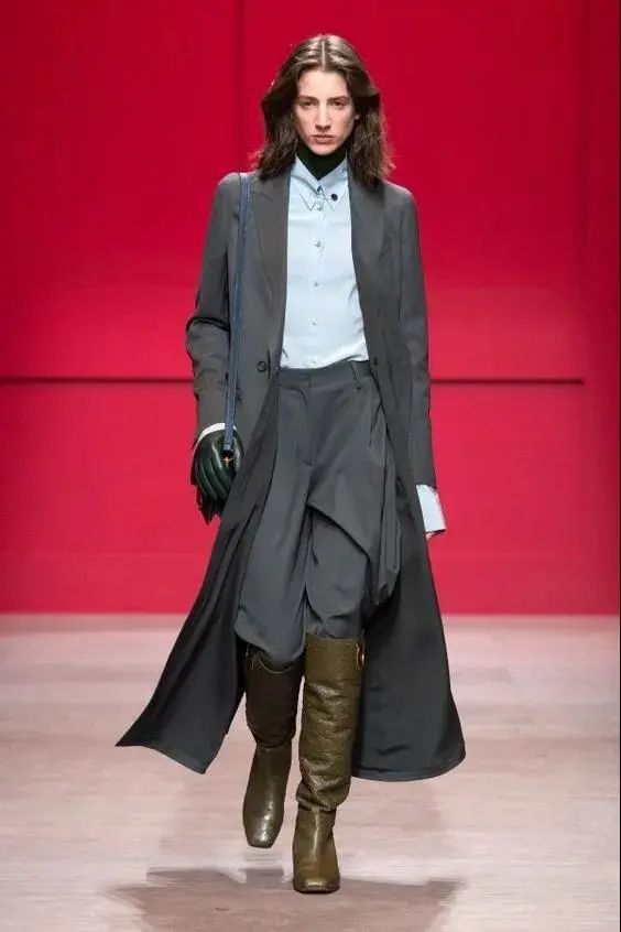 灰色和深灰哪个更适合年轻人穿,暖灰色系搭配灰白满满的高级感