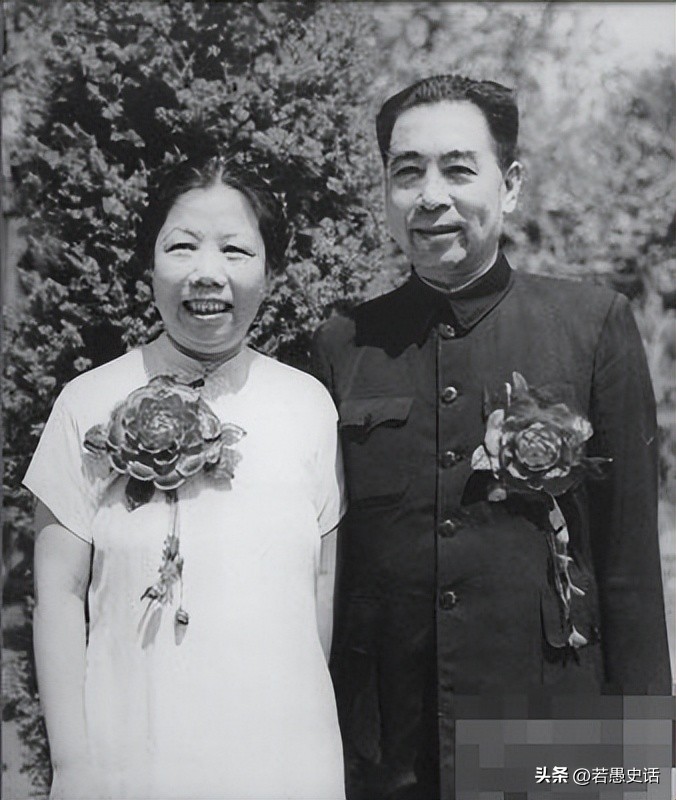 周总理去世前不断望向门口，护士不解，后来才知他在等妻子*颖超邓**