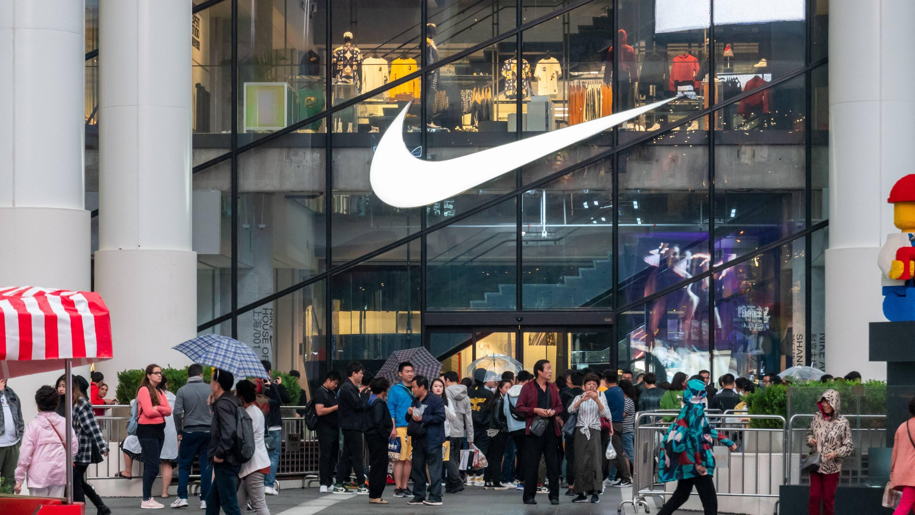 失去中国市场悔不当初！代工厂裁员不是尽头，耐克疯狂打折去库存