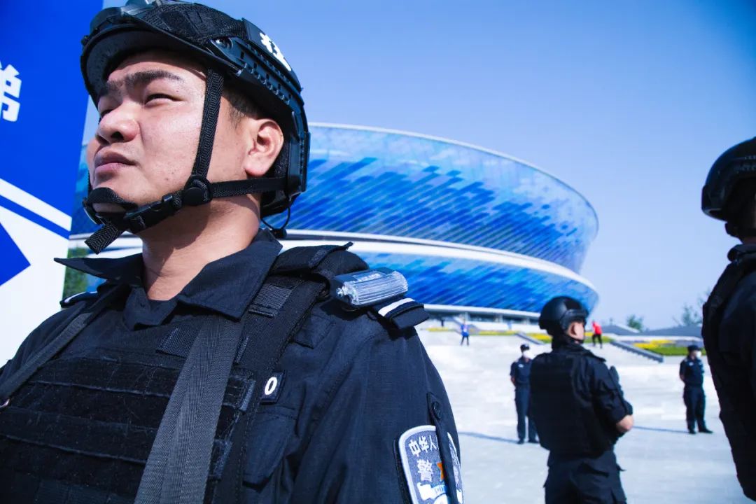 高温遇到警察的图片,高温下他们仍在坚守训练