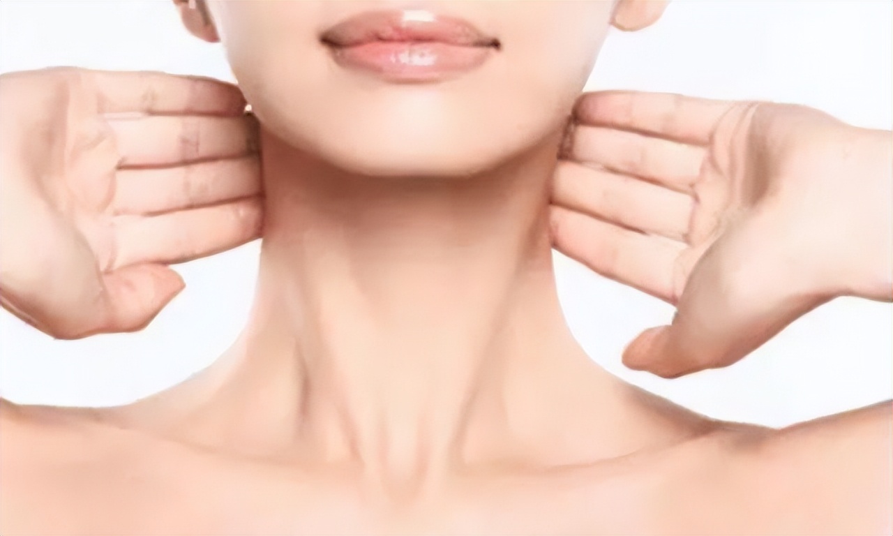 颈纹特别深的年轻女人,颈纹很显老手把手教你小妙招