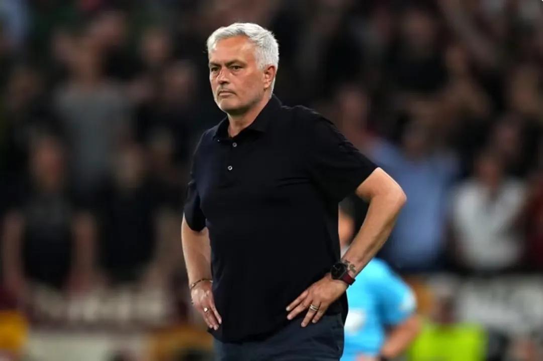 裁判最后时刻毁掉勇士,裁判把奖牌拿给马龙