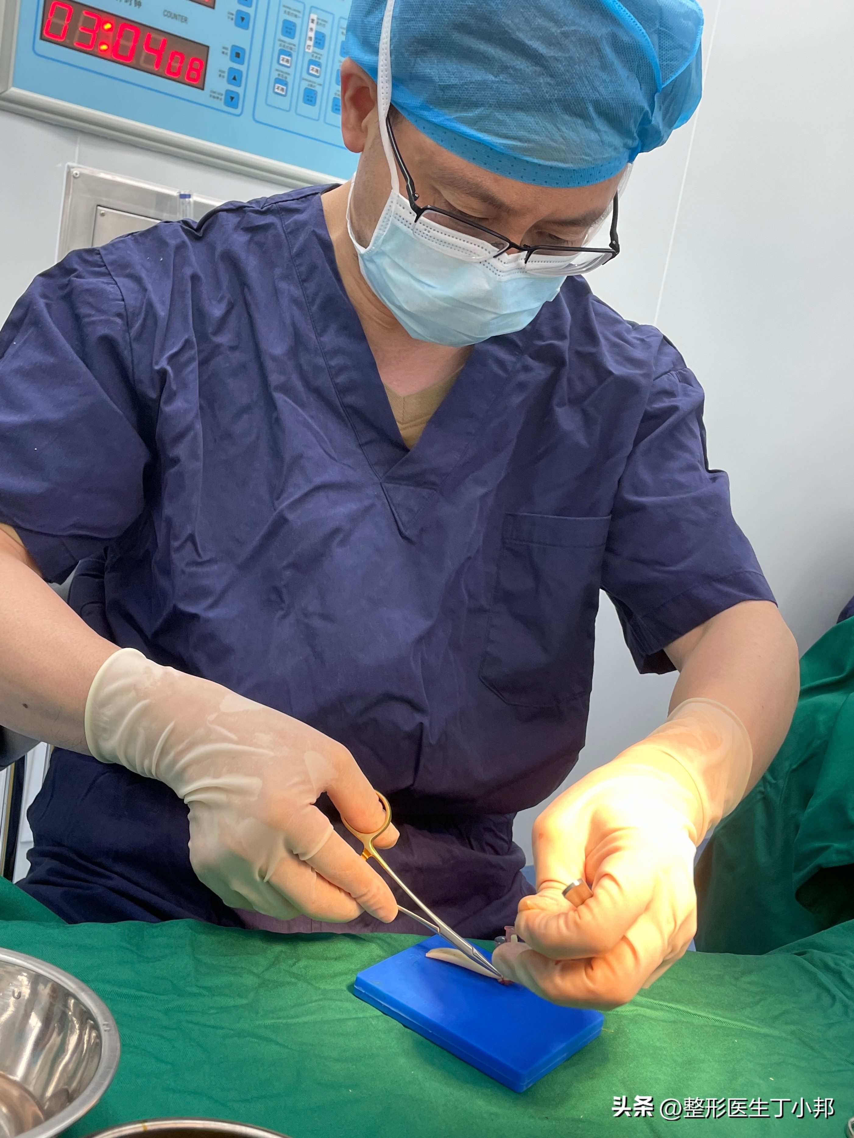 假体隆鼻发红怎么修复,假体隆鼻透光是怎么回事