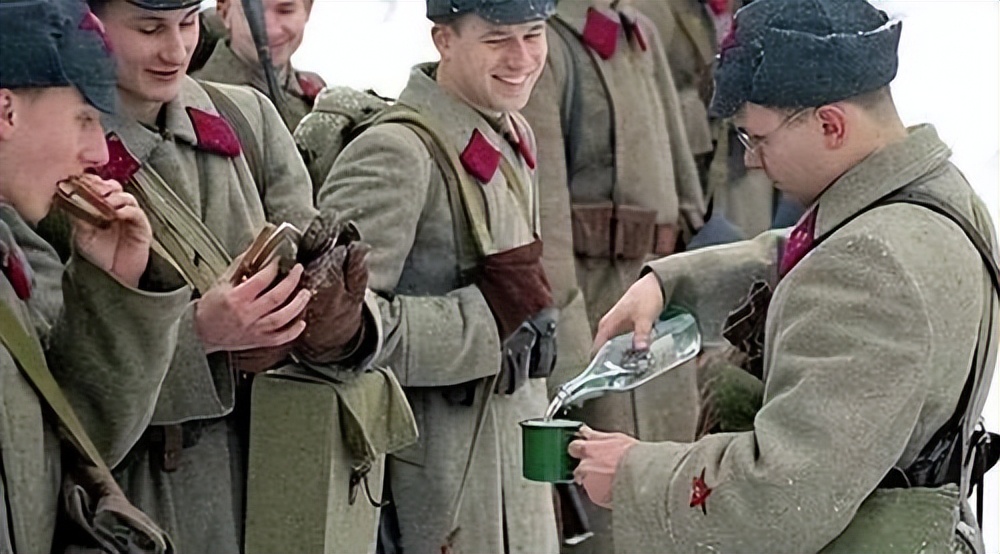 士兵“开战车”去喝酒,普京大怒下令抓捕,俄式酗酒何屡禁不止?