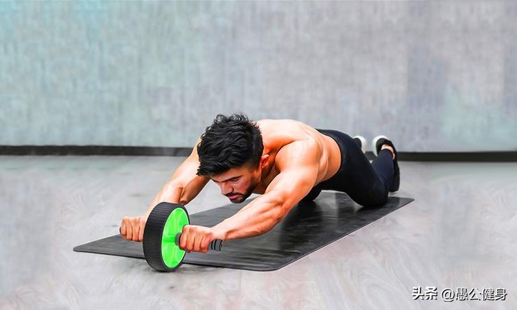 新手初学健腹轮如何做动作,初学健腹轮最基本的方法
