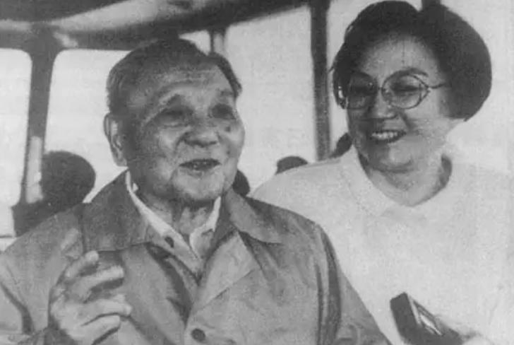 1973年,尤太忠给老政委*小平邓**送烟,*小平邓**拿到烟说了什么?