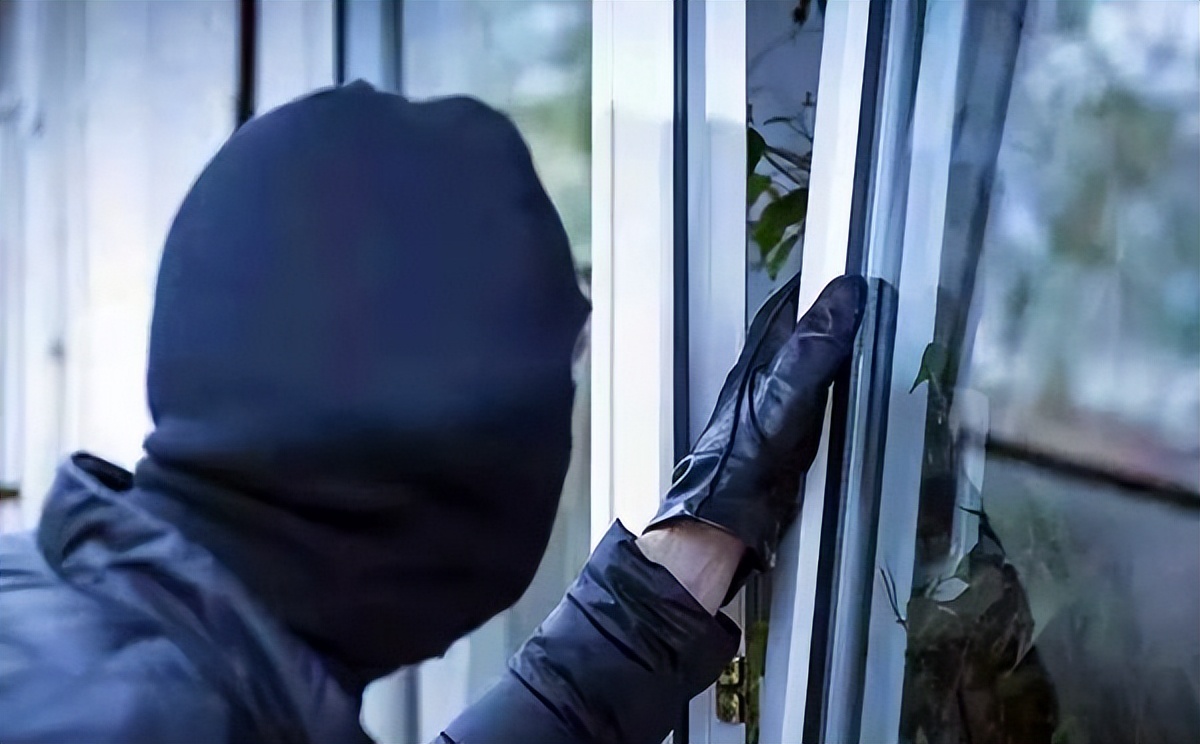 两个兵王叛逃，与一千多军警对峙3天，放大火烧山才将他俩制服！