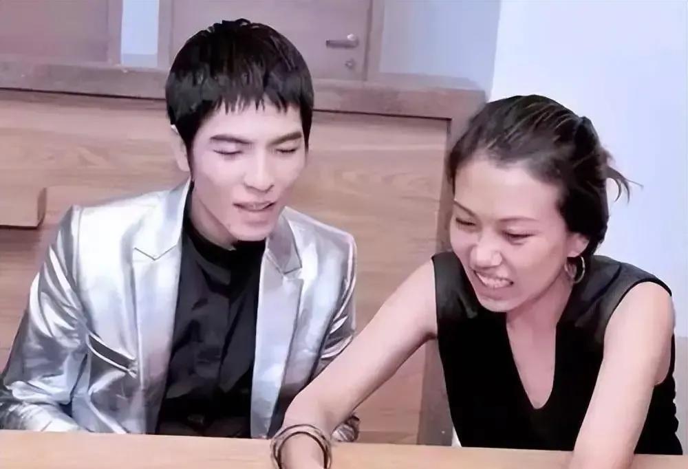 年龄小的嫁给年龄大明星,女人娶大明星要三思