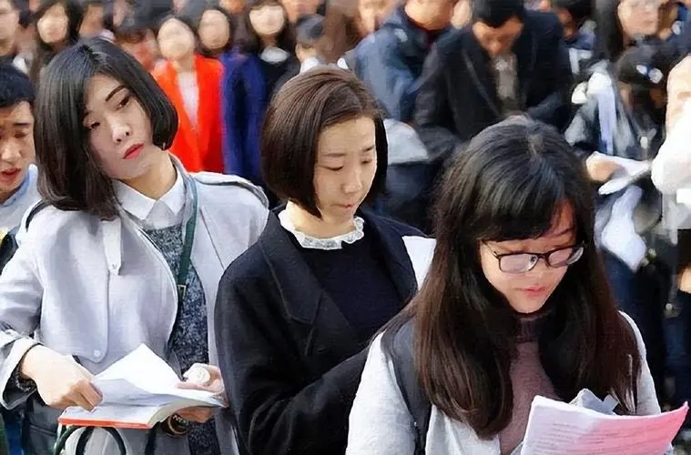 公务员凭啥是“铁饭碗”？看了正科级待遇后才懂，难怪越老越吃香