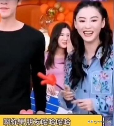 张柏芝直播当众摸男模特腹部，结果其女友在现场，场面一度尴尬