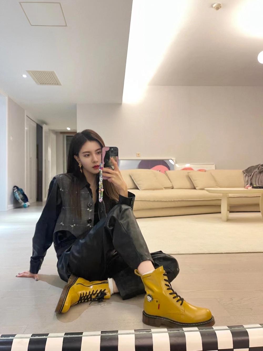 小脚裤马丁靴穿搭,牛仔裤马丁靴搭配女生腿粗冬季