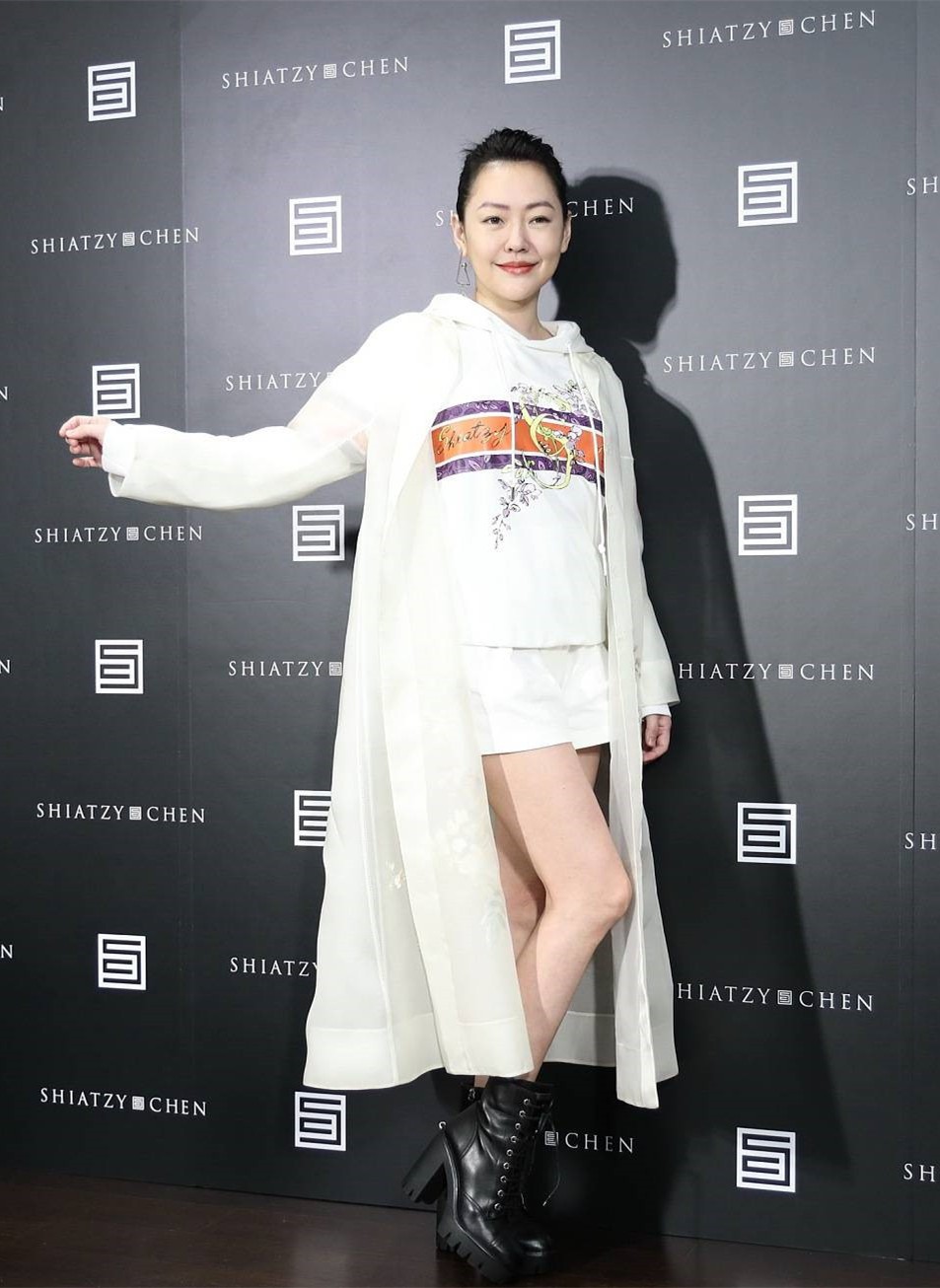 小s冬季穿衣搭配图片,小s穿黑色上衣