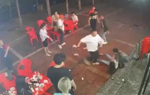 公安部回应唐山烧烤店打人事件,目击者说唐山烧烤店打人事件