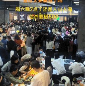 “随着黄金在年轻人中如此流行，现在金店的营业员比LV柜台的女孩