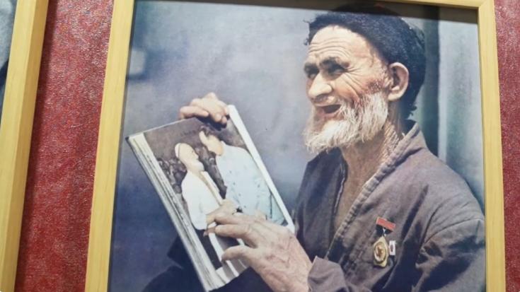 73岁高龄的库尔班：带百斤馕，骑毛驴从*疆新**去见毛主席，结局如何