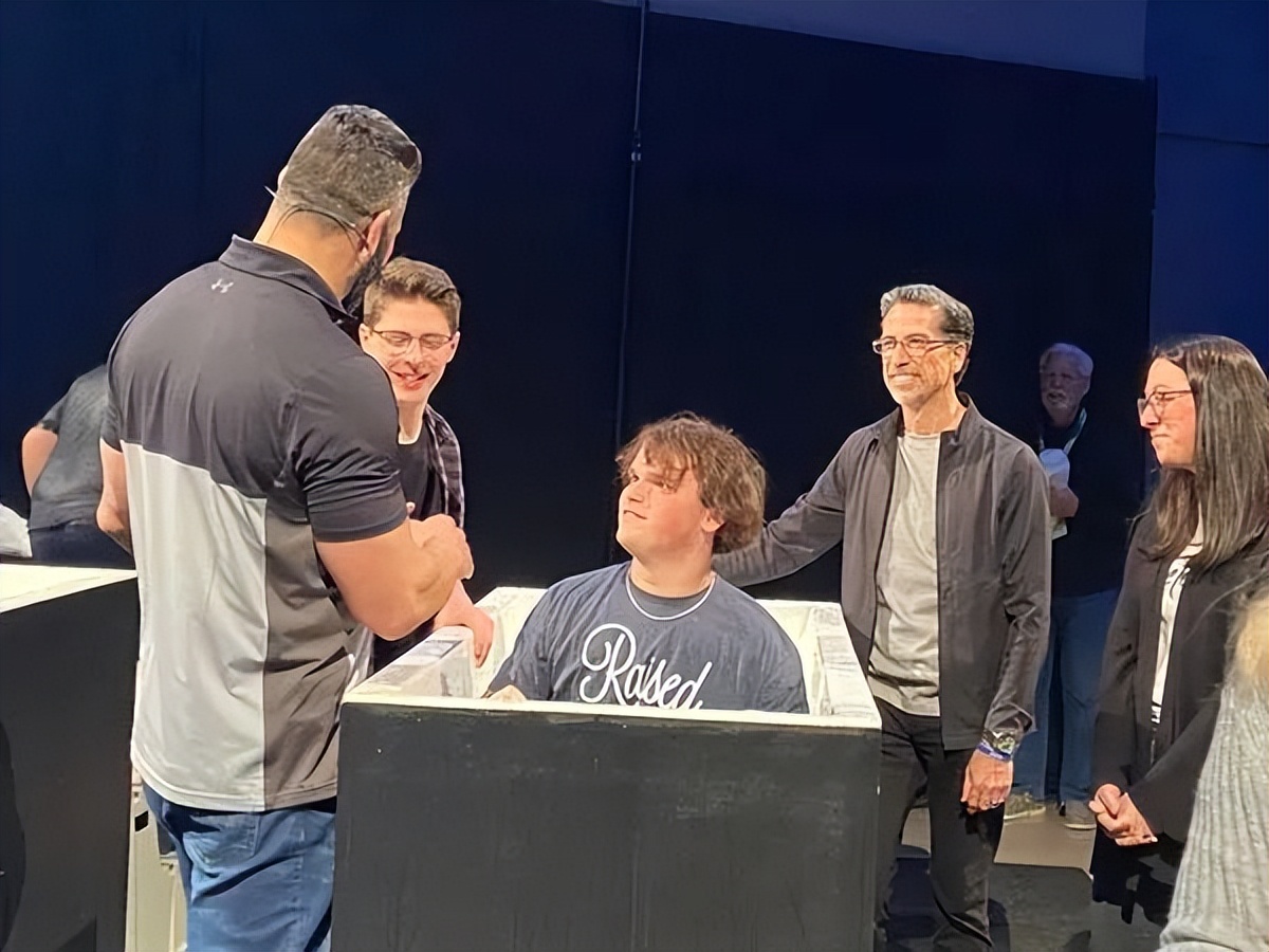 田纳西上千人送行,美国小镇千人送别湖北女孩