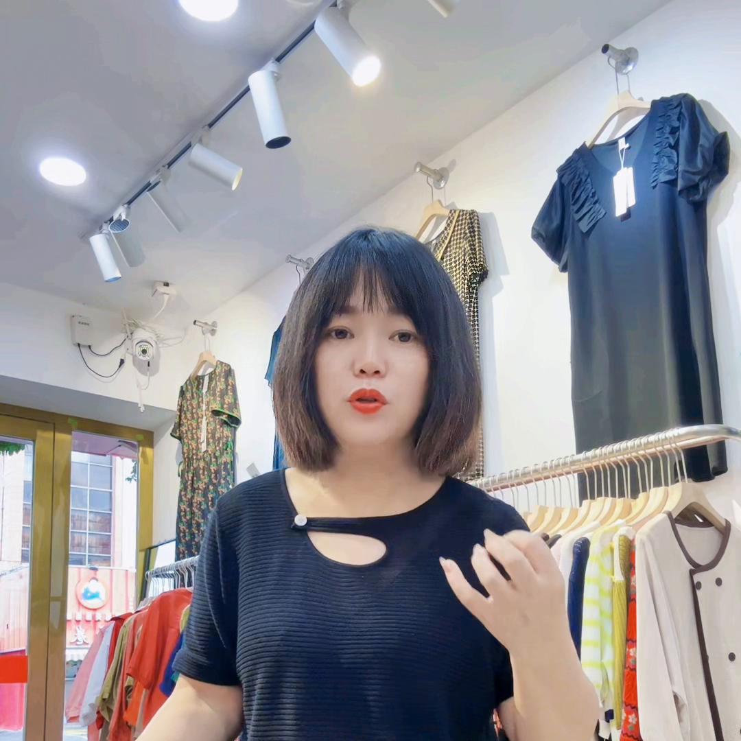 帮顾客把产品搭配好,作为服装人就是要帮客户搭配