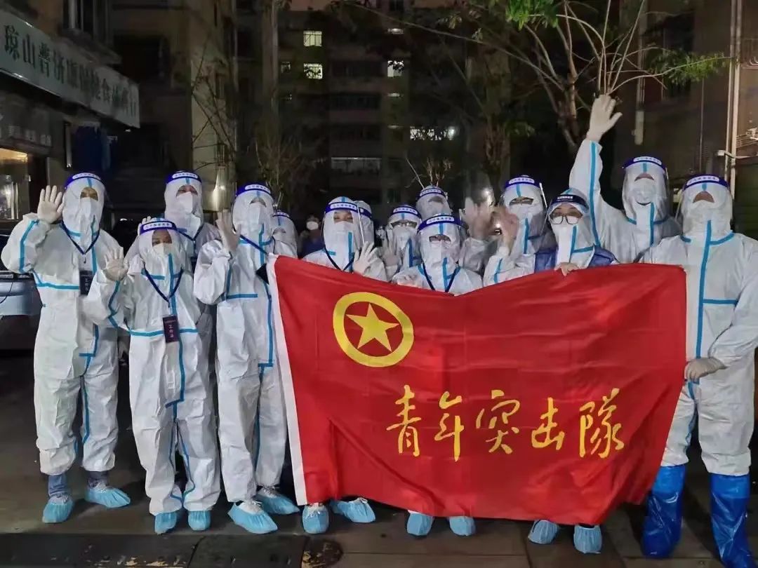 大白摘帽后露出满头银发,大白脱帽后满头银发让人动容