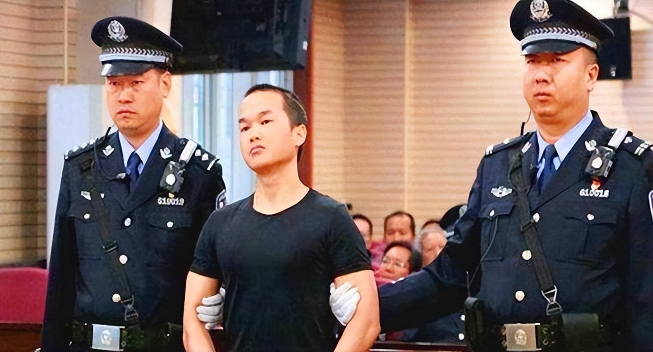 13岁少年目睹生母被打死，22年后为父亲赚够养老费，杀三人*仇报**