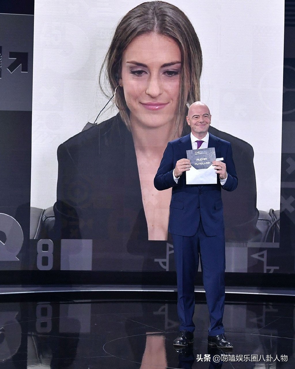 在巴萨踢球和梅西年纪相仿,在足球场上的梅西