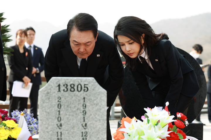 韩第一夫人当众哭泣引热议！擦眼泪鼻涕不顾形象？仙女落泪也超美