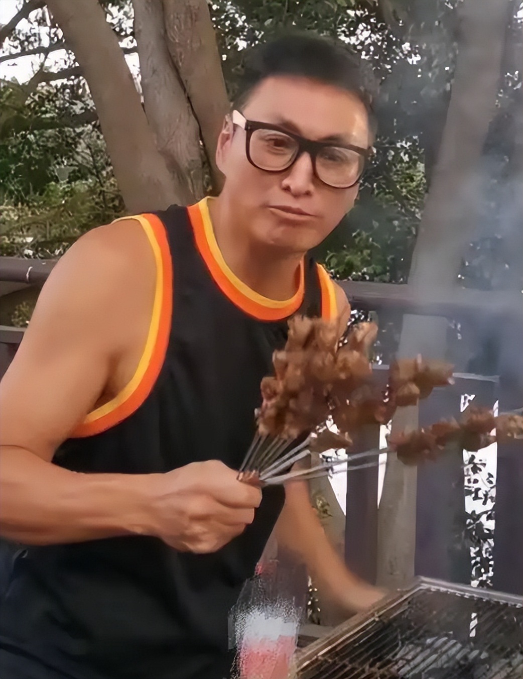 62岁何家劲有女儿吗,何家劲的一生年轻童年是怎么过的