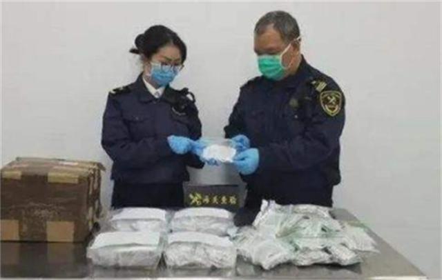 2009年，女毒贩为爱拒供黑人男友，被判死刑后哭着向父母表示忏悔