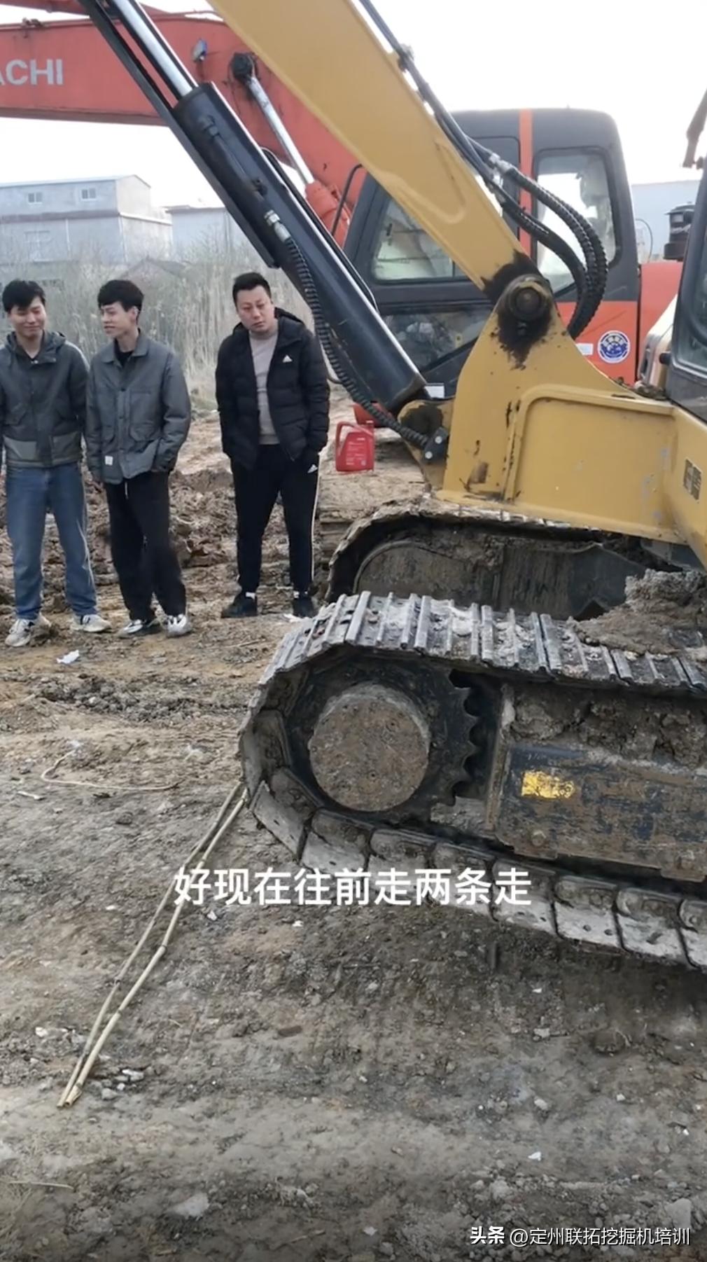 挖掘机跨障碍物教学视频,挖掘机单边过障碍物