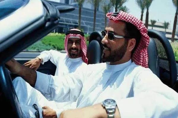 迪拜富二代到上海旅游，看到遍地豪车很惊讶：上海也产石油？