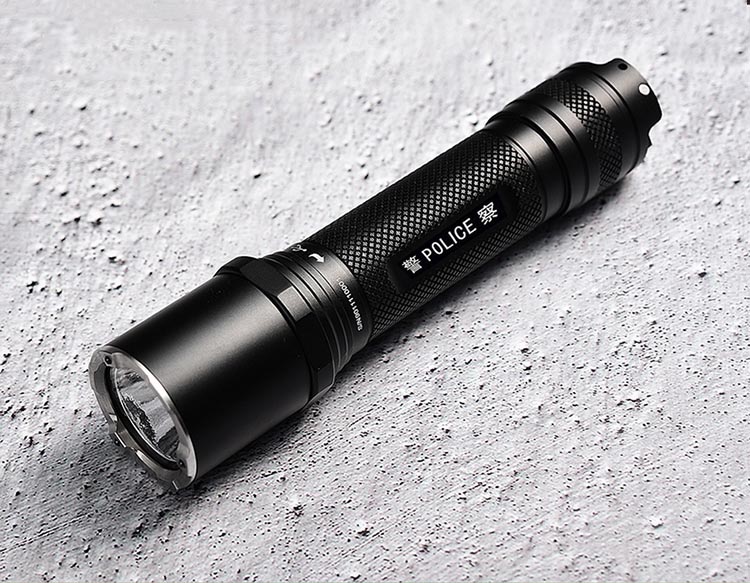 警用专用强光聚光手电筒,警用强光手电是led的吗