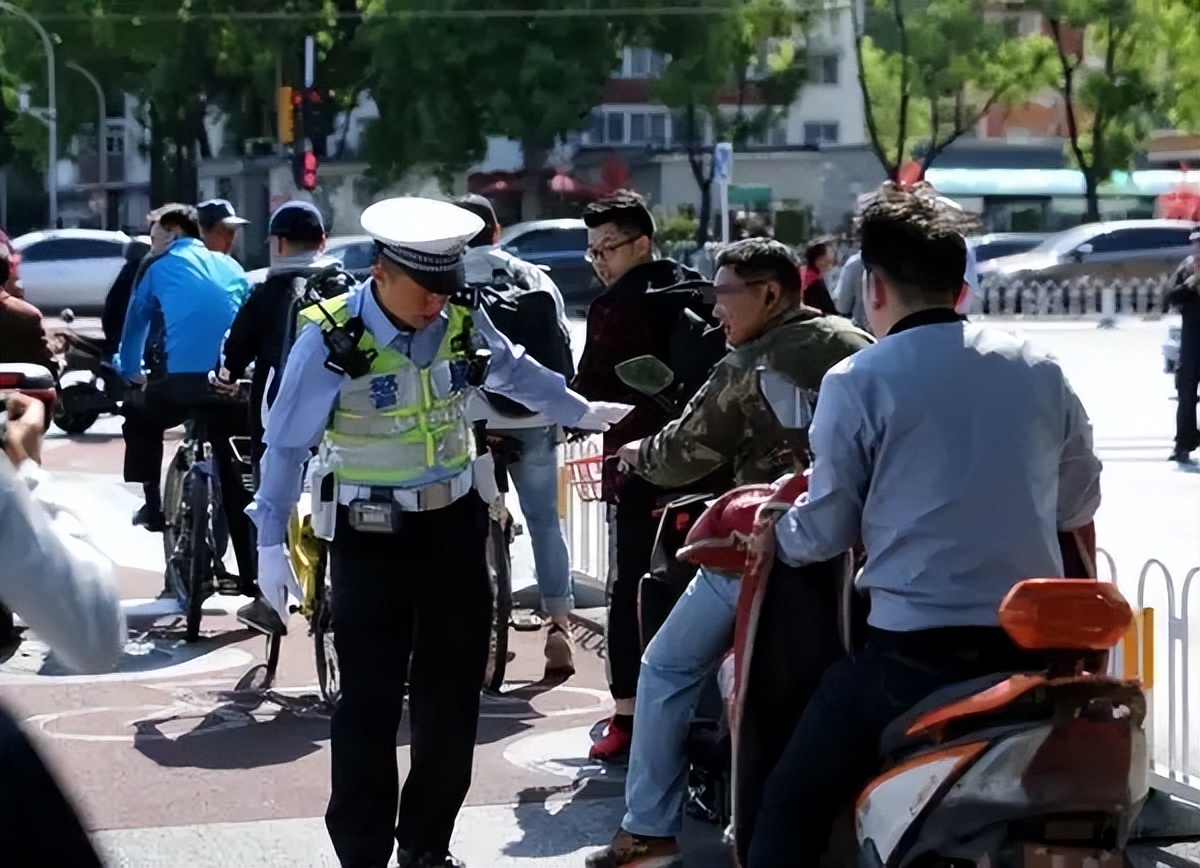 11月起，无牌车不能上路，有地方已经实施，涉及电动车、三轮车