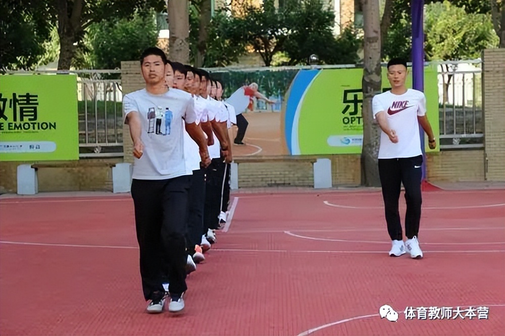 体育教师基本功集体展示,小学体育一年级队列队形教学示范