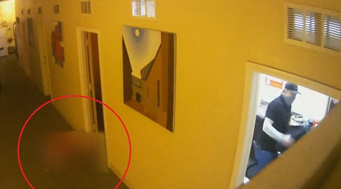 50岁台湾按摩女横尸店内，白人男子淡定的洗劫，在美亚裔人人自危