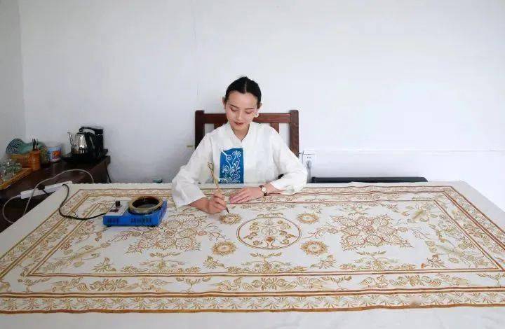 2013年，贵州女子把一片“树叶”卖到7000元，靠树叶年赚上千万