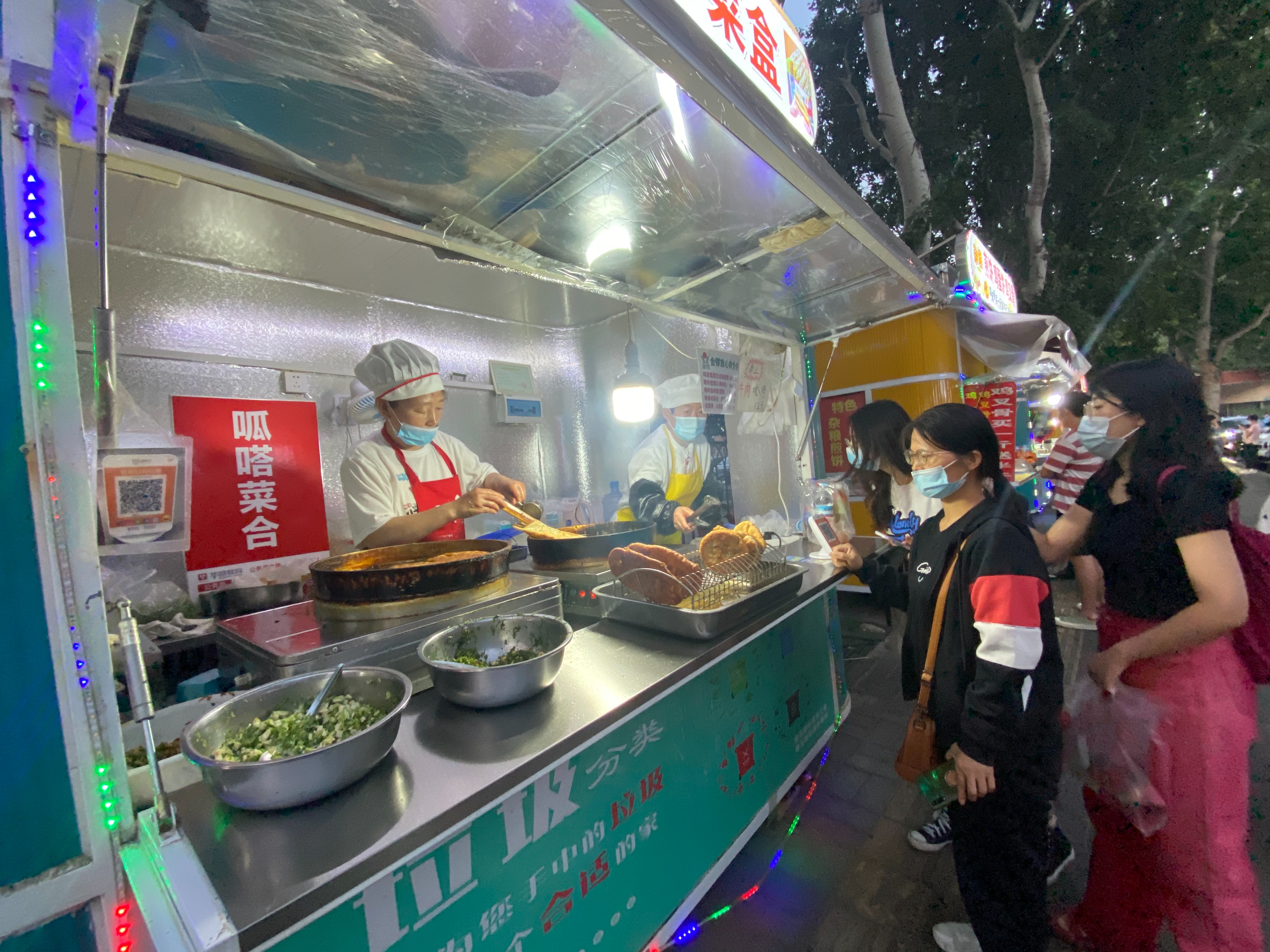 济南一陪读妈妈摆摊卖呱嗒11年，每天从下午忙到凌晨：苦点累点没什么，孩子在哪我就在哪