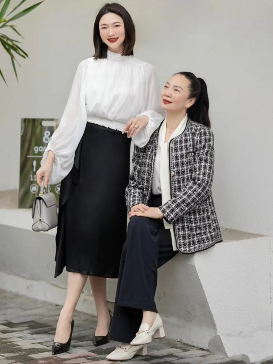 已婚妈妈这样穿减龄又时尚,神仙母女早秋装扮妈妈优雅时髦