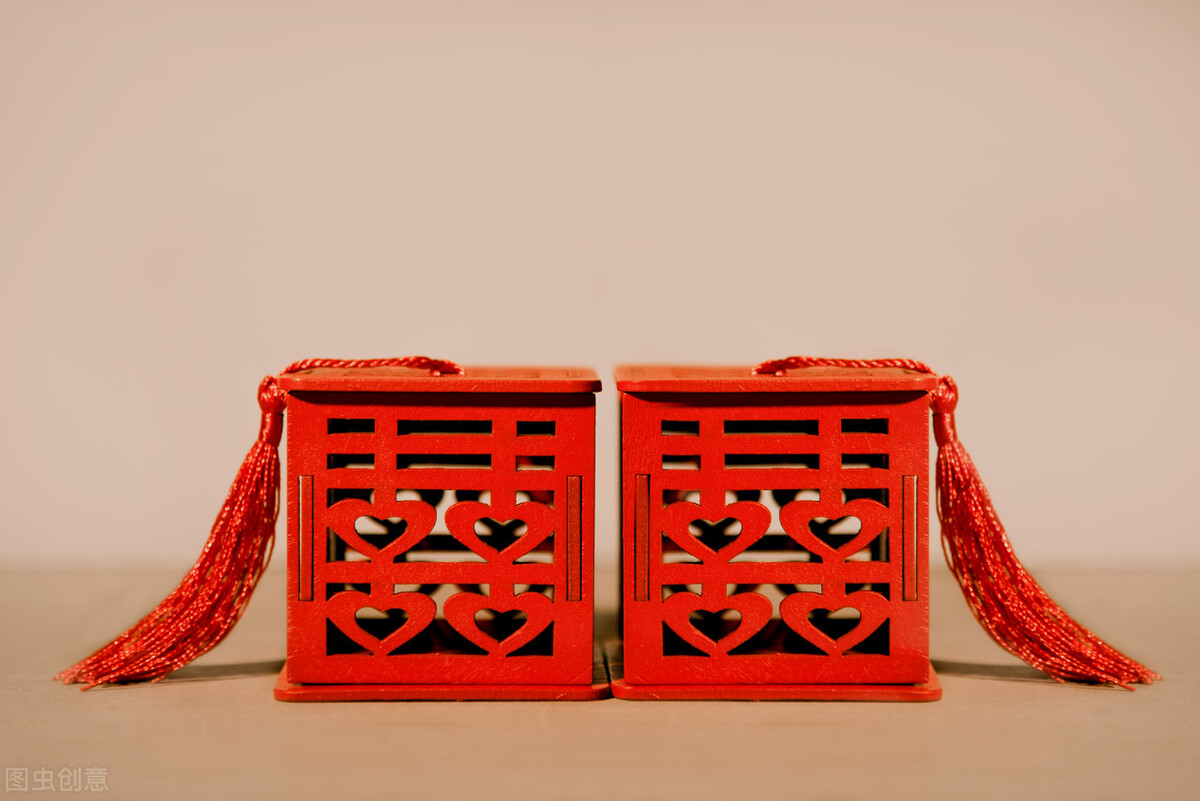 喜糖上蝴蝶结怎样系好看,喜糖蝴蝶结的系法礼品盒