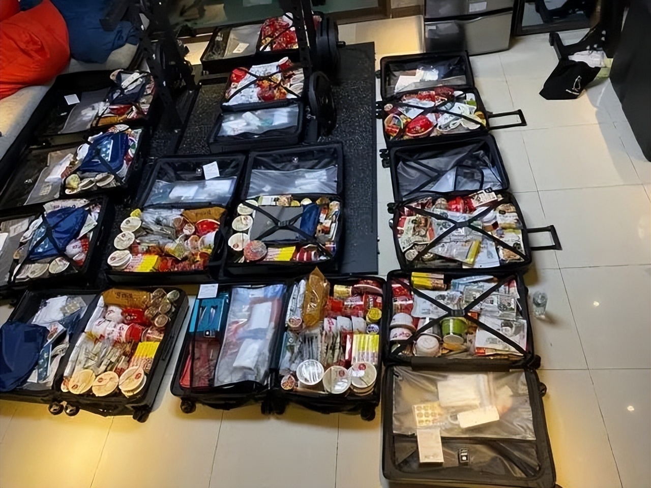 一男子出国携带方便面竟被罚款，这是特殊规定还是针对中国人呢？